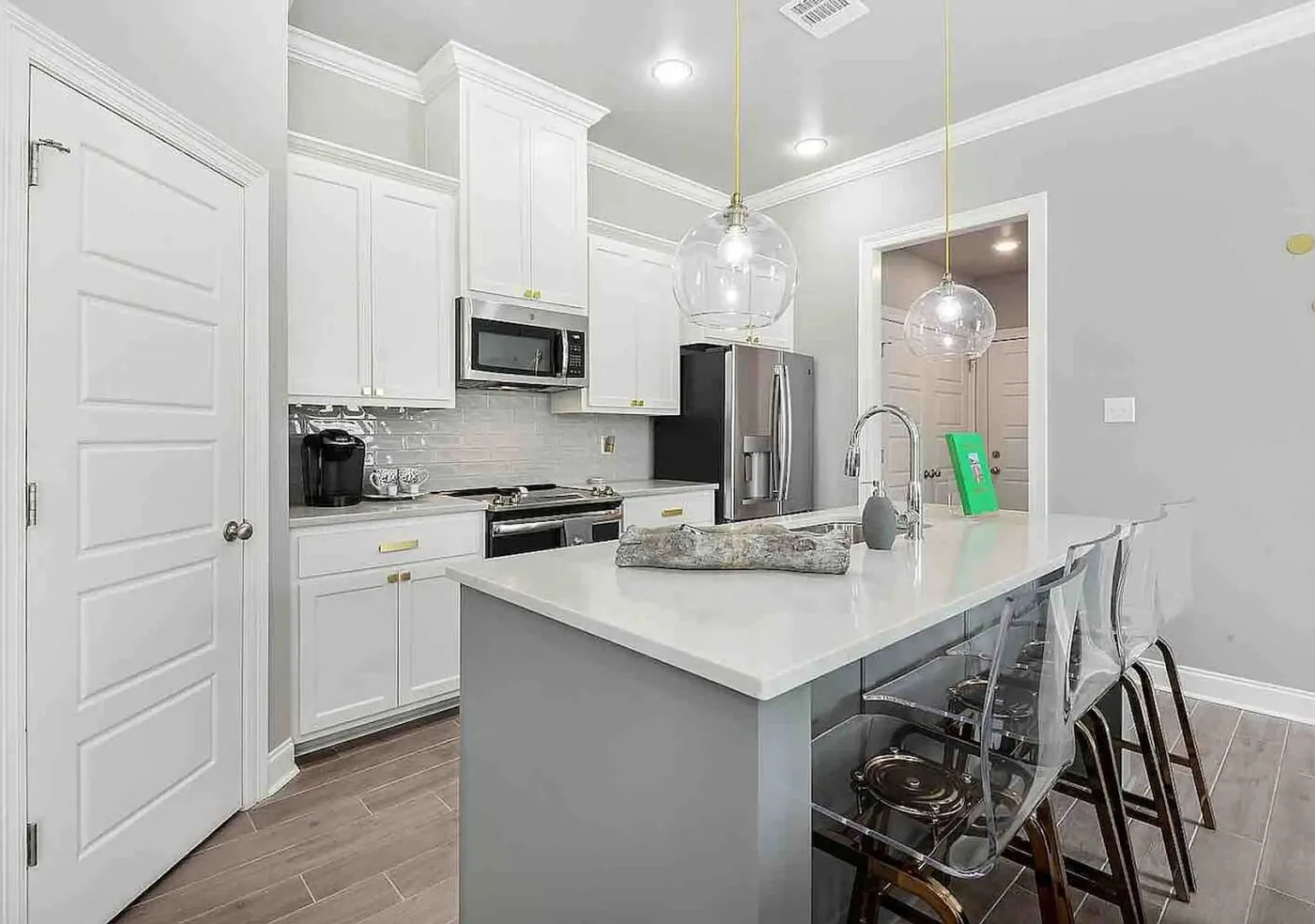 3 Bedroom Furnished Rental Near LSU|All utilities included|Short Term & Long Term Options Available — Photo 2