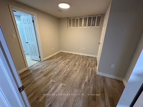 5th image of 542 Wingrove Cres