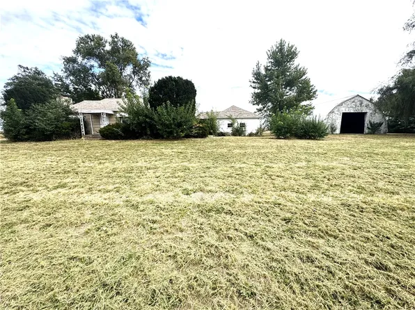 1438 N 2200 East Rd, Assumption, IL 62510