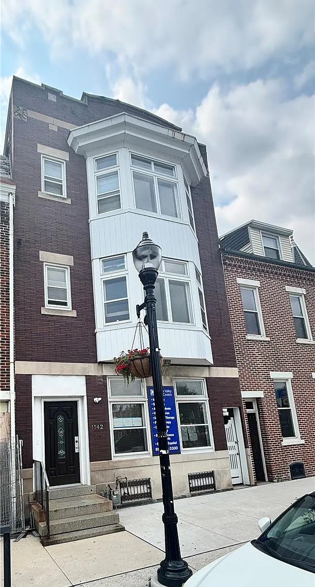 1 bed, 1.0 bath, 782 sqft, $1,350 — Photo 1