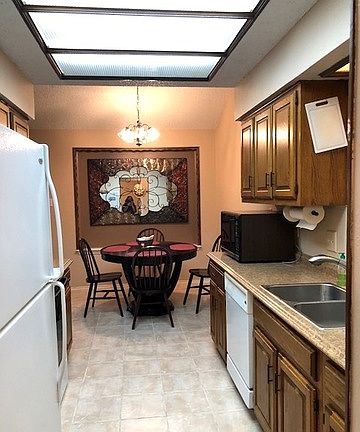 4th image of 5115 Roundhill DR.