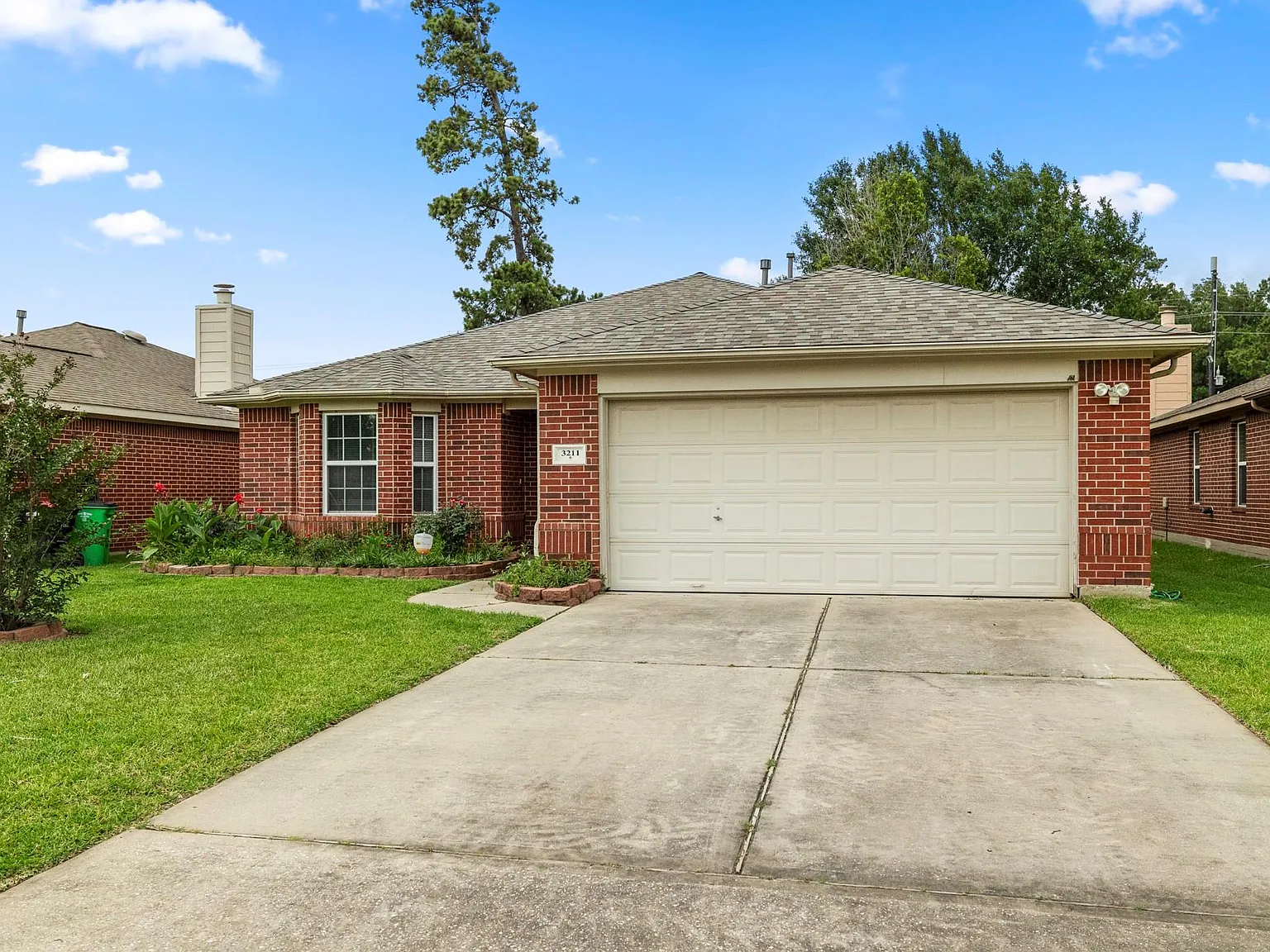 3 bed, 2.0 bath, 1723 sqft, $2,100 — Photo 2