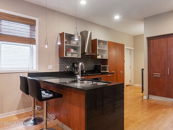 3rd image of 1636 N Rockwell St APT 202