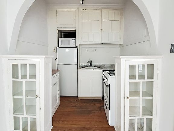 4th image of 428.301 W Surf St #301