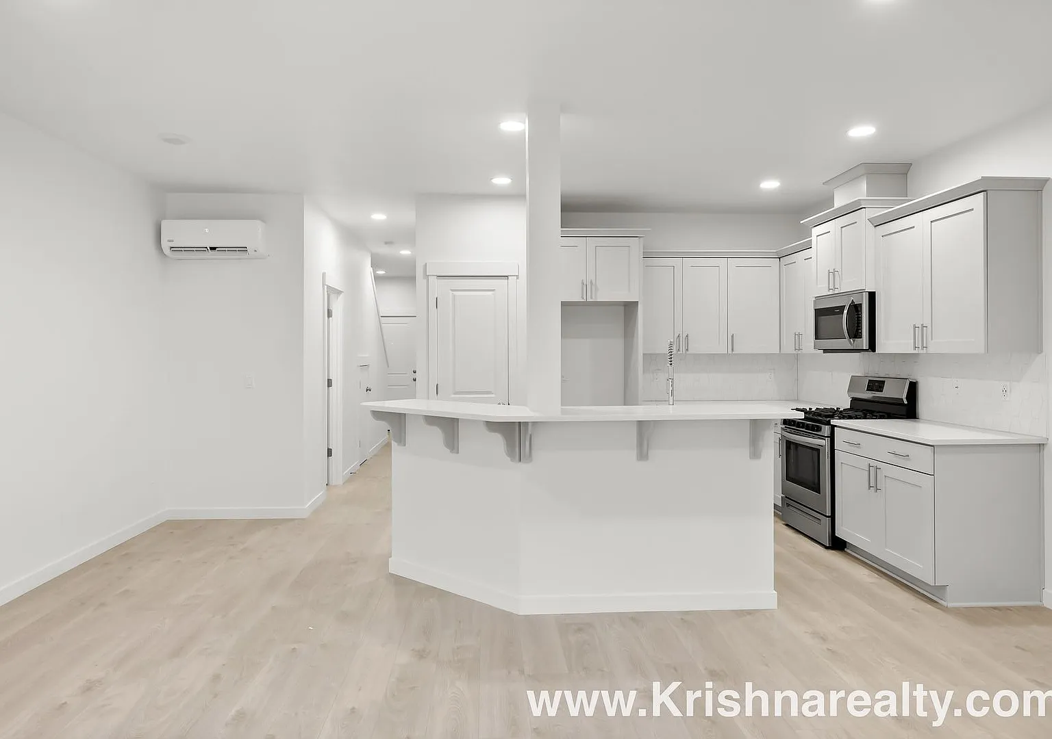 Beautiful Modern 2021 Built | 3bd| 2.5 Ba | Townhome In Laurel Woods Community! — Photo 4