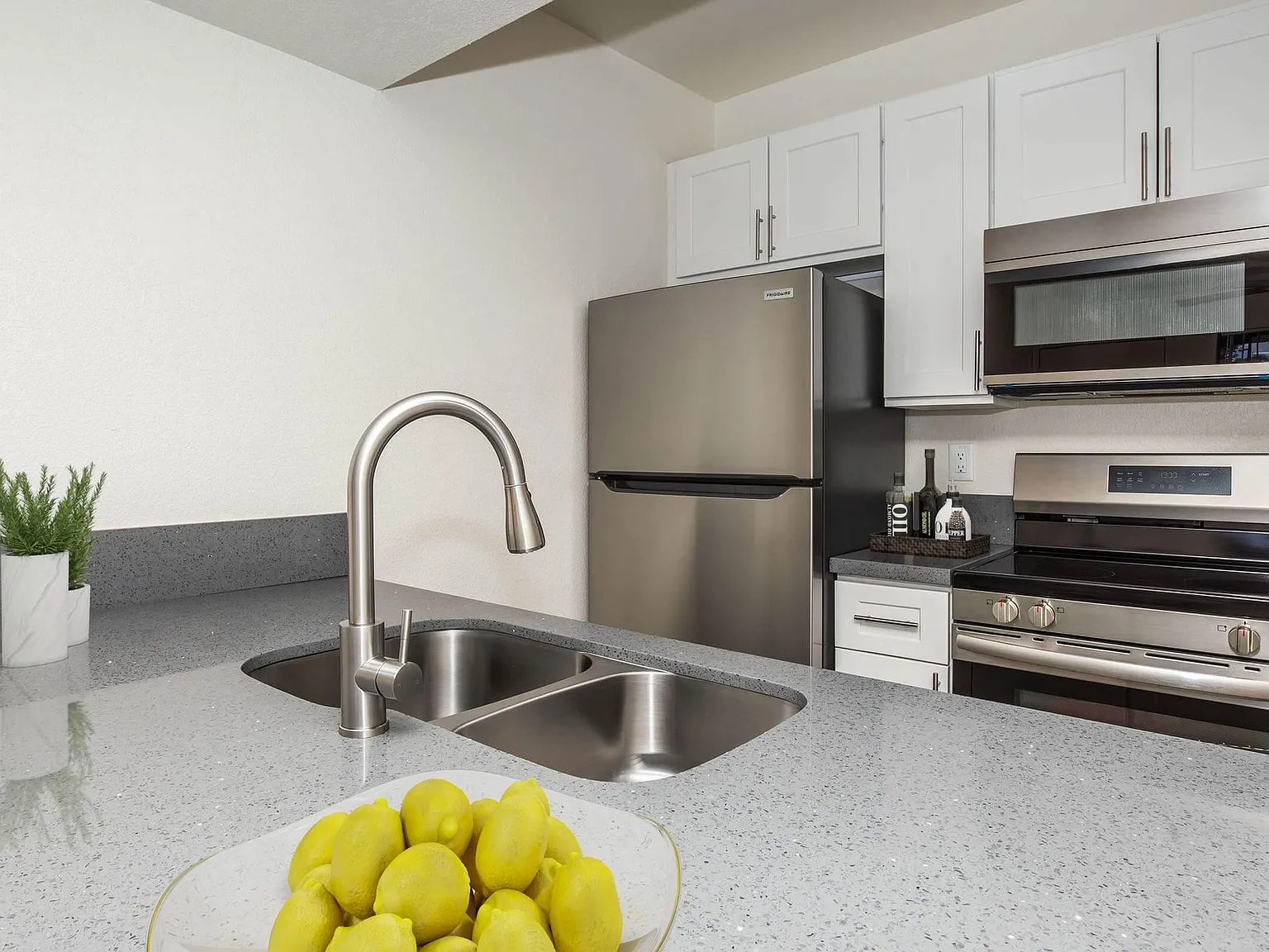 Garden Plaza Apartments — Photo 2