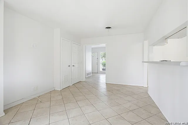2125 E Lawndale Dr — Photo 5