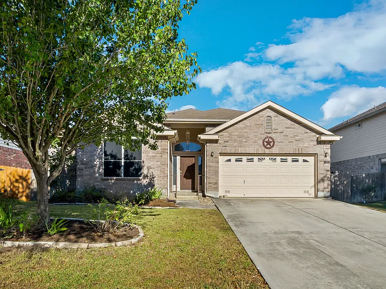 225 Crimson Tree — Photo 2