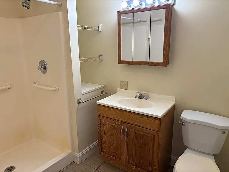 549 E State St #B — Photo 5
