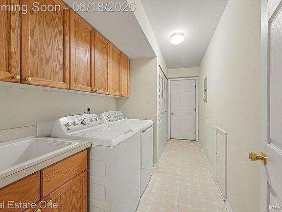 4th image of 4576 Berkshire Dr #24