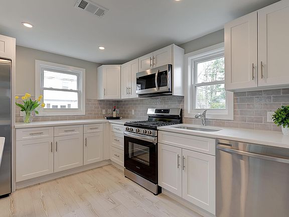 5th image of 11 Bell Ln