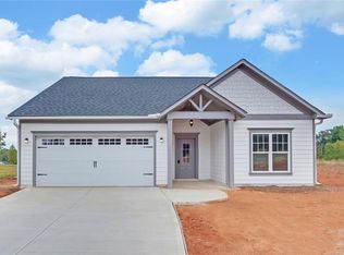 512 N Point Cir, Hartwell, GA 30643