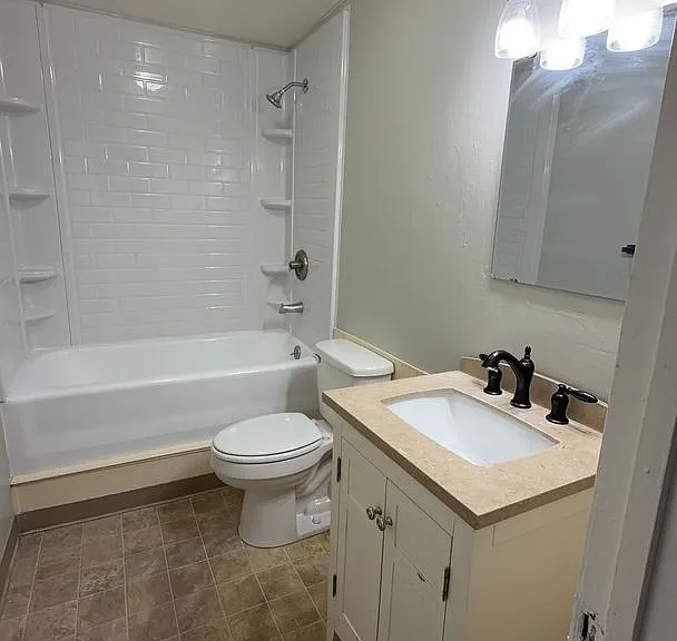 210 SE Court St — Photo 15