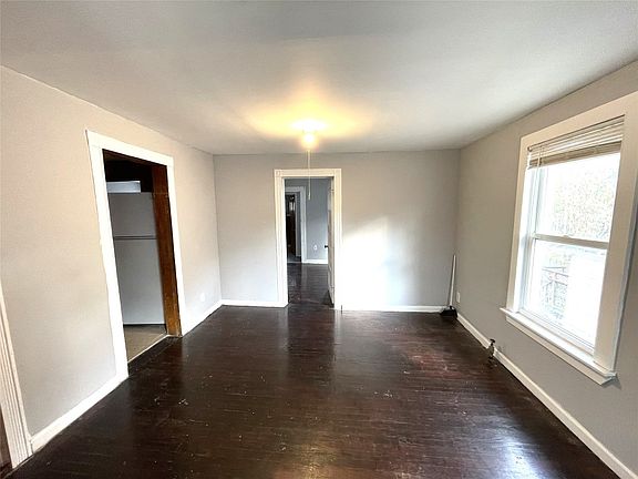 3rd image of 221 Willow St