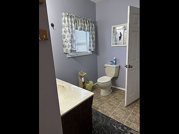 3rd image of 1011 E Copeland Rd