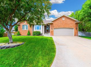200 E Fieldstone Ct, Derby, KS 67037