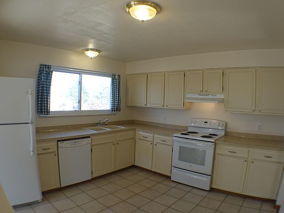 Bright Eat-In Kitchen