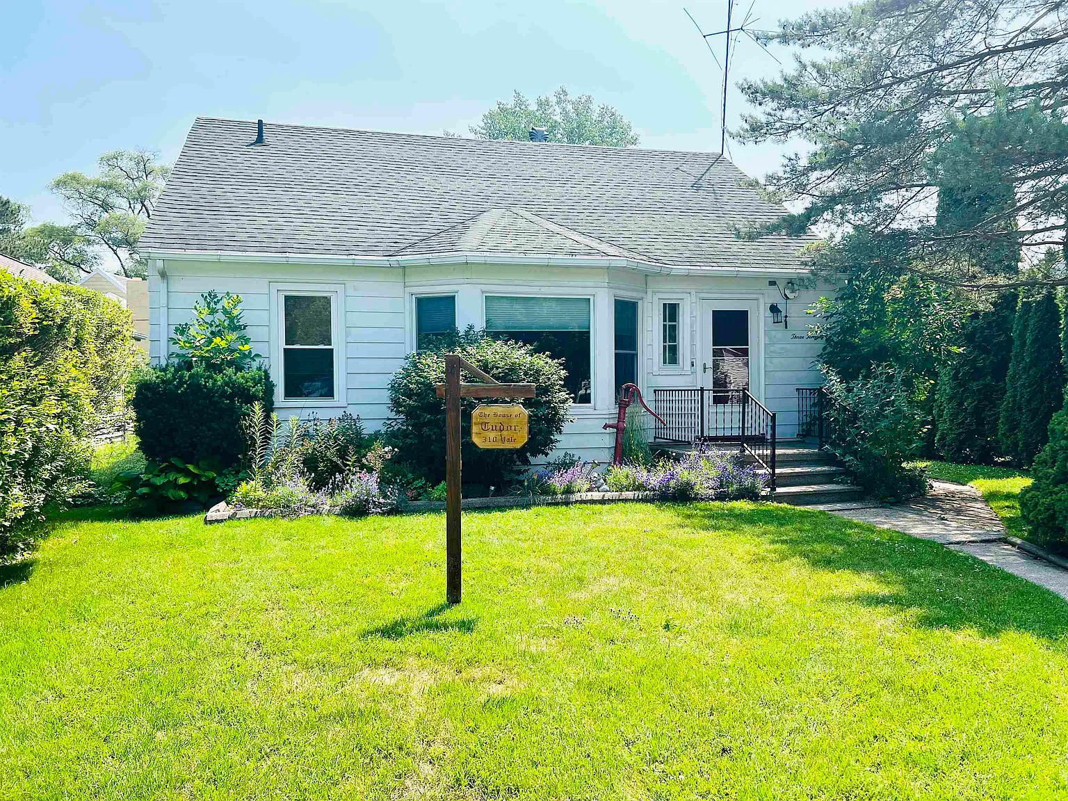 310 Yale St photo 1