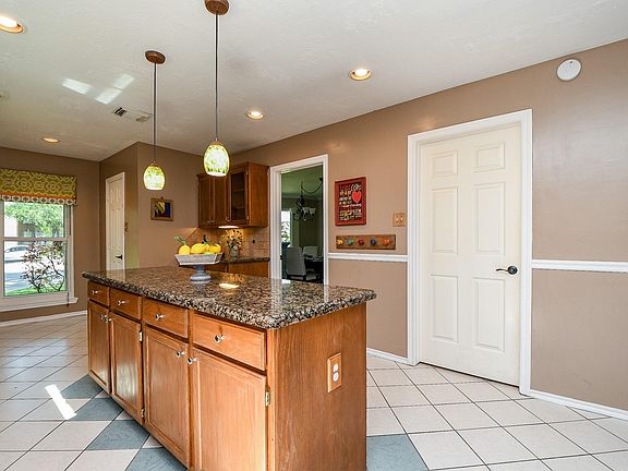 4th image of 705 Tropicana Ct