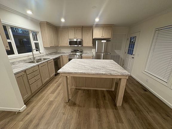 4th image of 379 Three Willows Ln