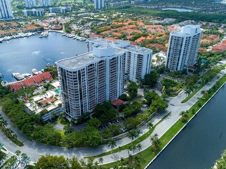 3610 Yacht Club Dr #1002 — Photo 3