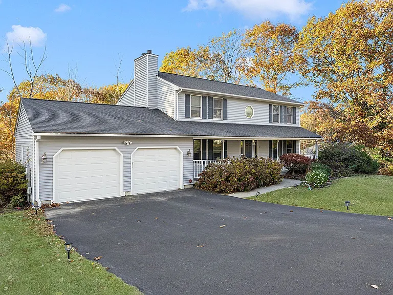 42 Rollingwood Dr — Photo 3
