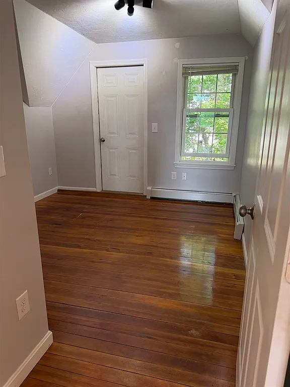 3 bed, 1.0 bath, 1000 sqft, $2,000 — Photo 2