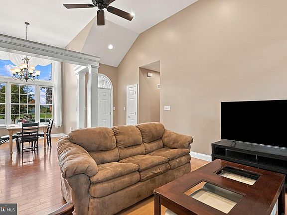 2nd image of 321 Chestnut Cir