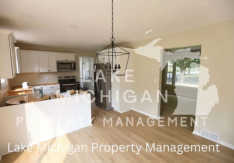 1010 N Hampton Dr NE — Photo 5