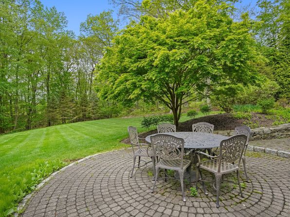 63 Barnswallow Dr, Trumbull, CT 06611