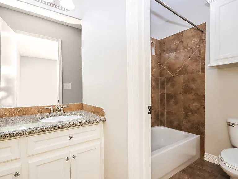 409 Robinwood Dr — Photo 16