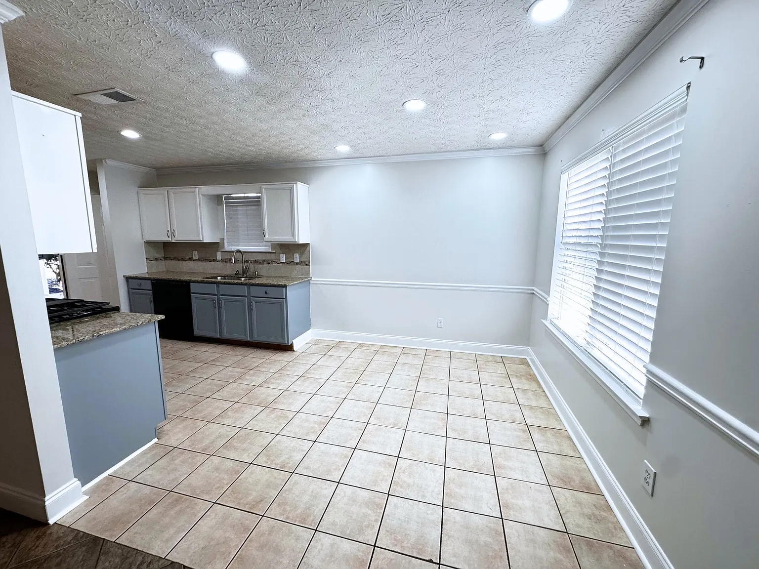 3 bed, 1238 sqft, $2,100 — Photo 4