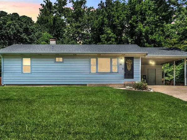 32 Highland Dr, Saint Charles, MO 63303