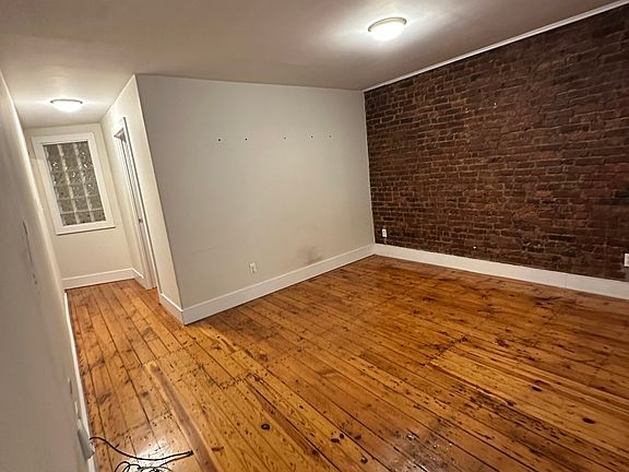 4th image of 378 De Graw St Unit 1