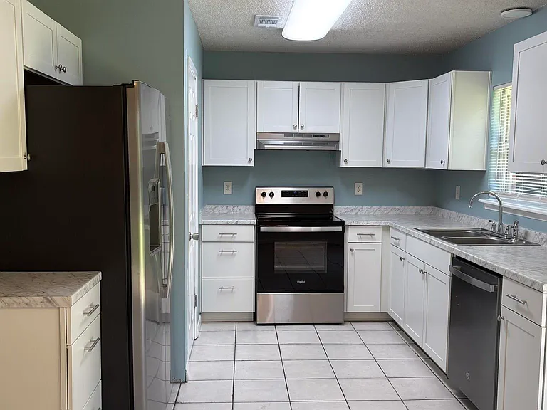3255 Maplewood Dr — Photo 16