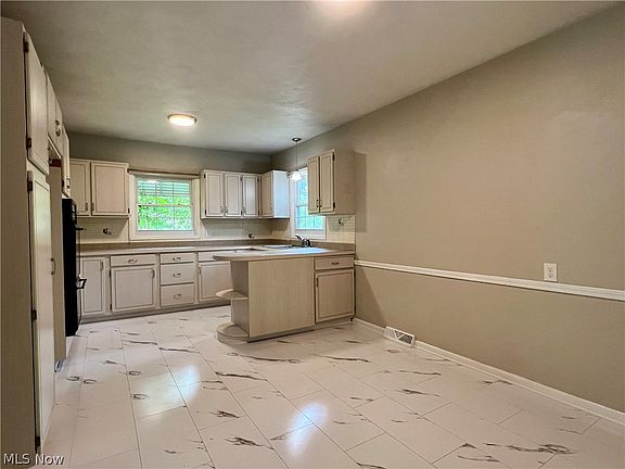 4th image of 2524 W 37th St
