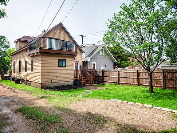 3rd image of 1114 12th Ave SE