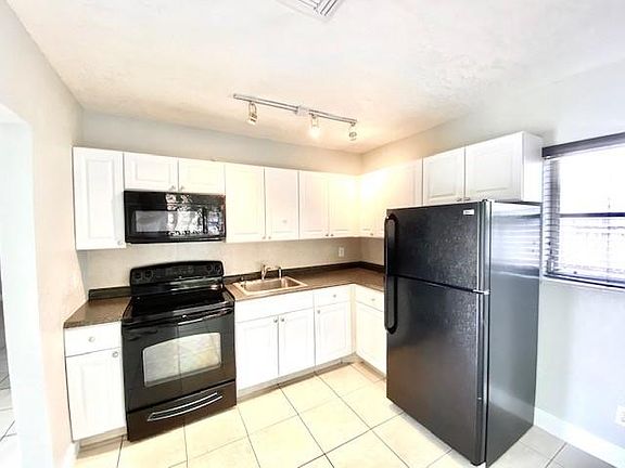 3rd image of 2641 SW 13th Ave #2