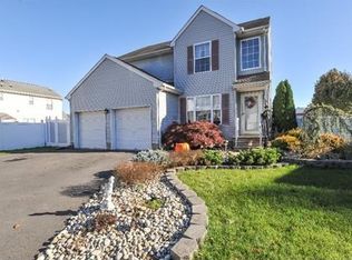 15 Sutton Pl, Helmetta, NJ 08828