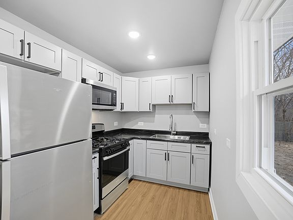4th image of 591 Andover St