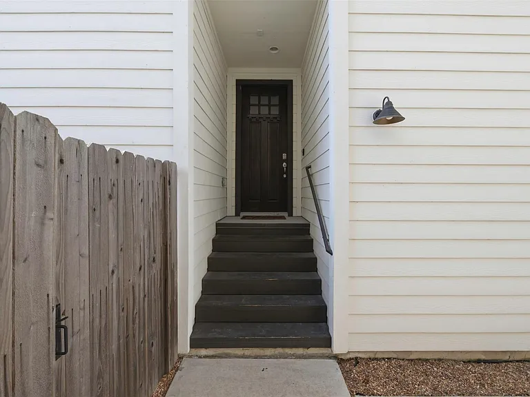 1116 W 15th 1/2 St #C — Photo 36