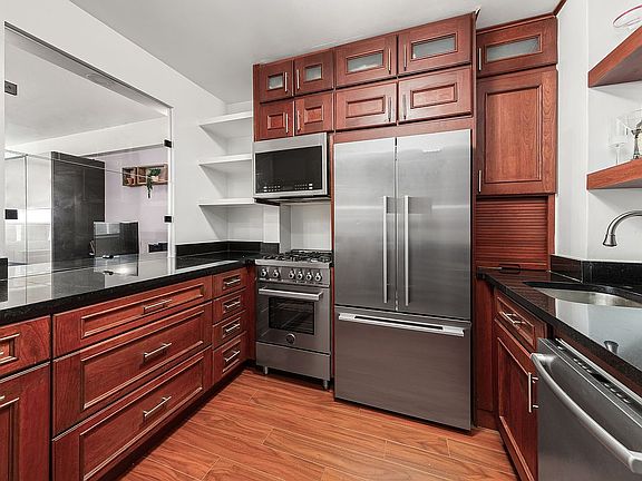 3rd image of 153 E 57th St APT 8C