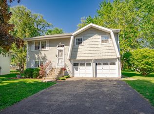 8 Par Dr, Albany, NY 12208