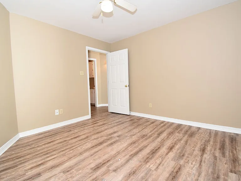 460 E Maryland Ave — Photo 17