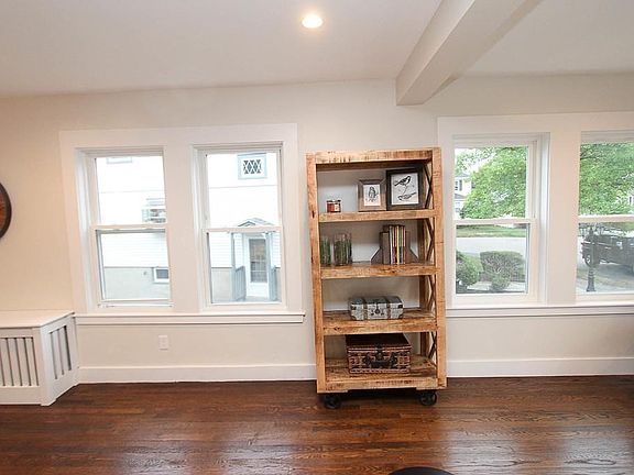 3rd image of 22 Parkway Cres