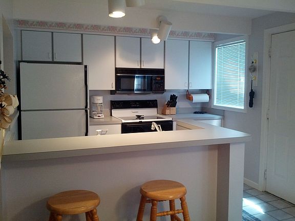 Kitchen with Breakfast Bar