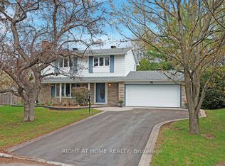 16 Lambert Dr, Ottawa, ON K2H5Y4