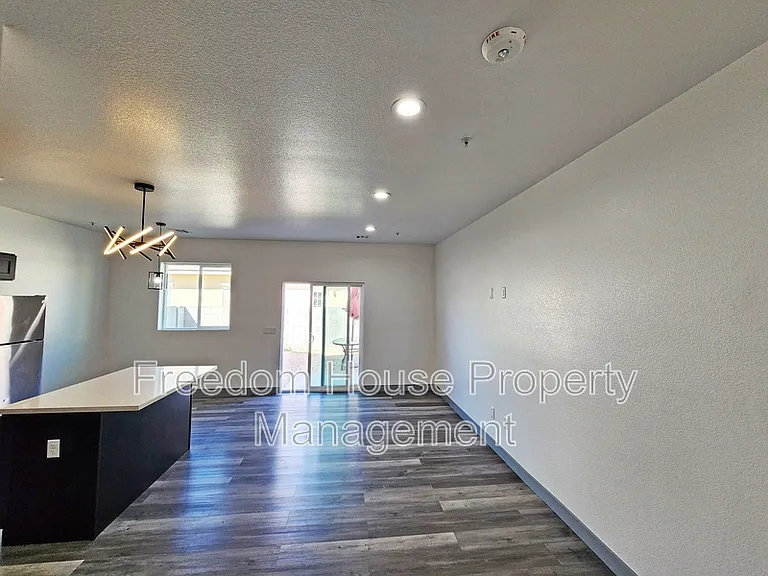 384 Erin St — Photo 10
