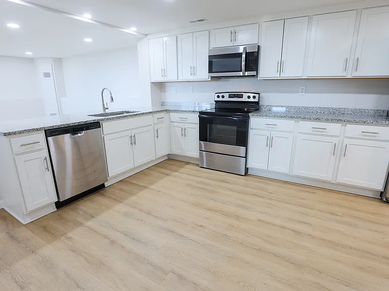 528 N Cogswell Dr — Photo 2