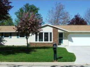 412 Robert Ln, Green Bay, WI 54311